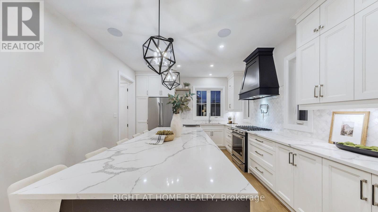 333 Silvana Crescent, Burlington, Ontario  L7L 2X5 - Photo 9 - W12519010