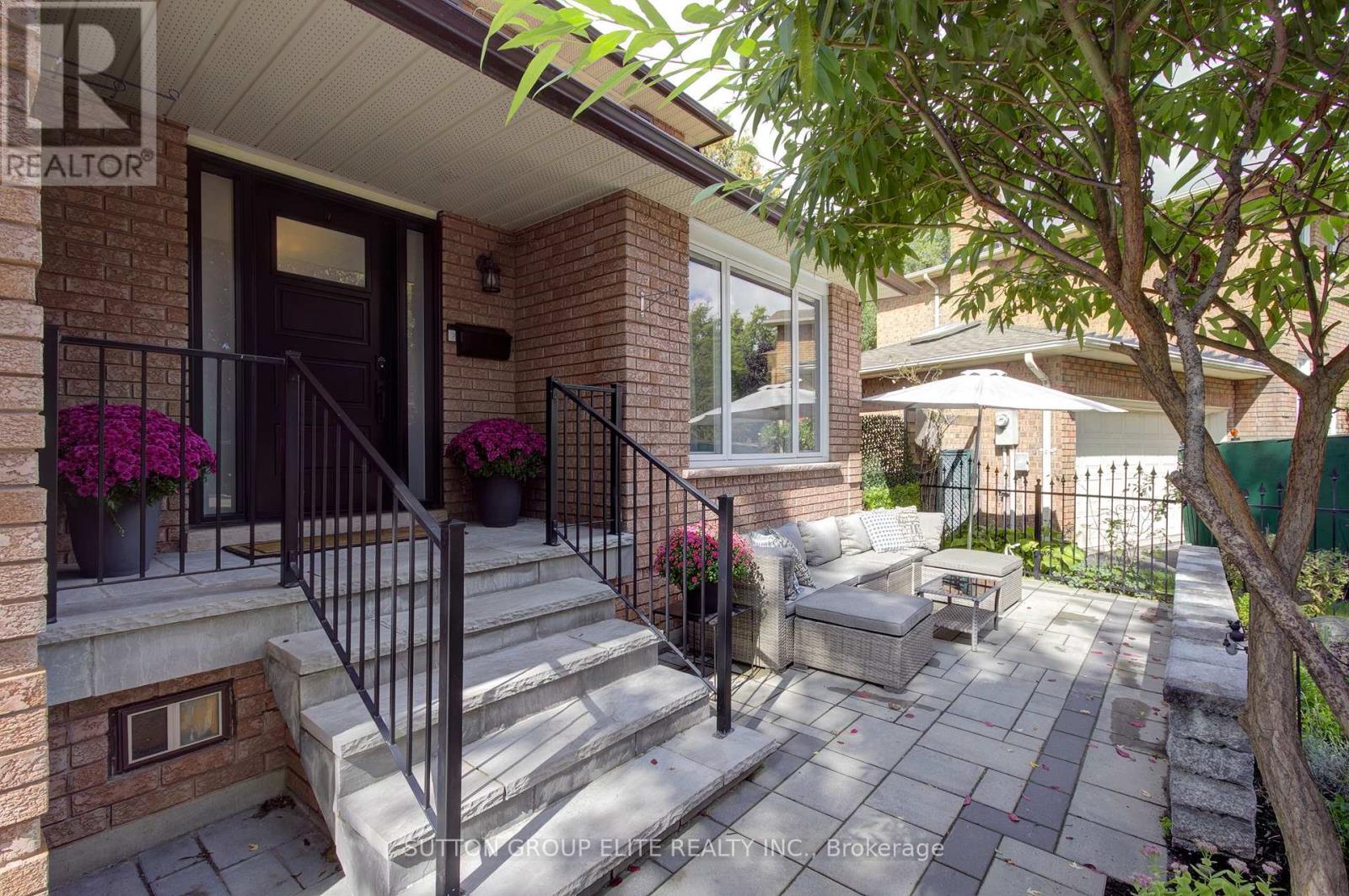 411 The Thicket, Mississauga, Ontario  L5G 4P6 - Photo 5 - W12519018