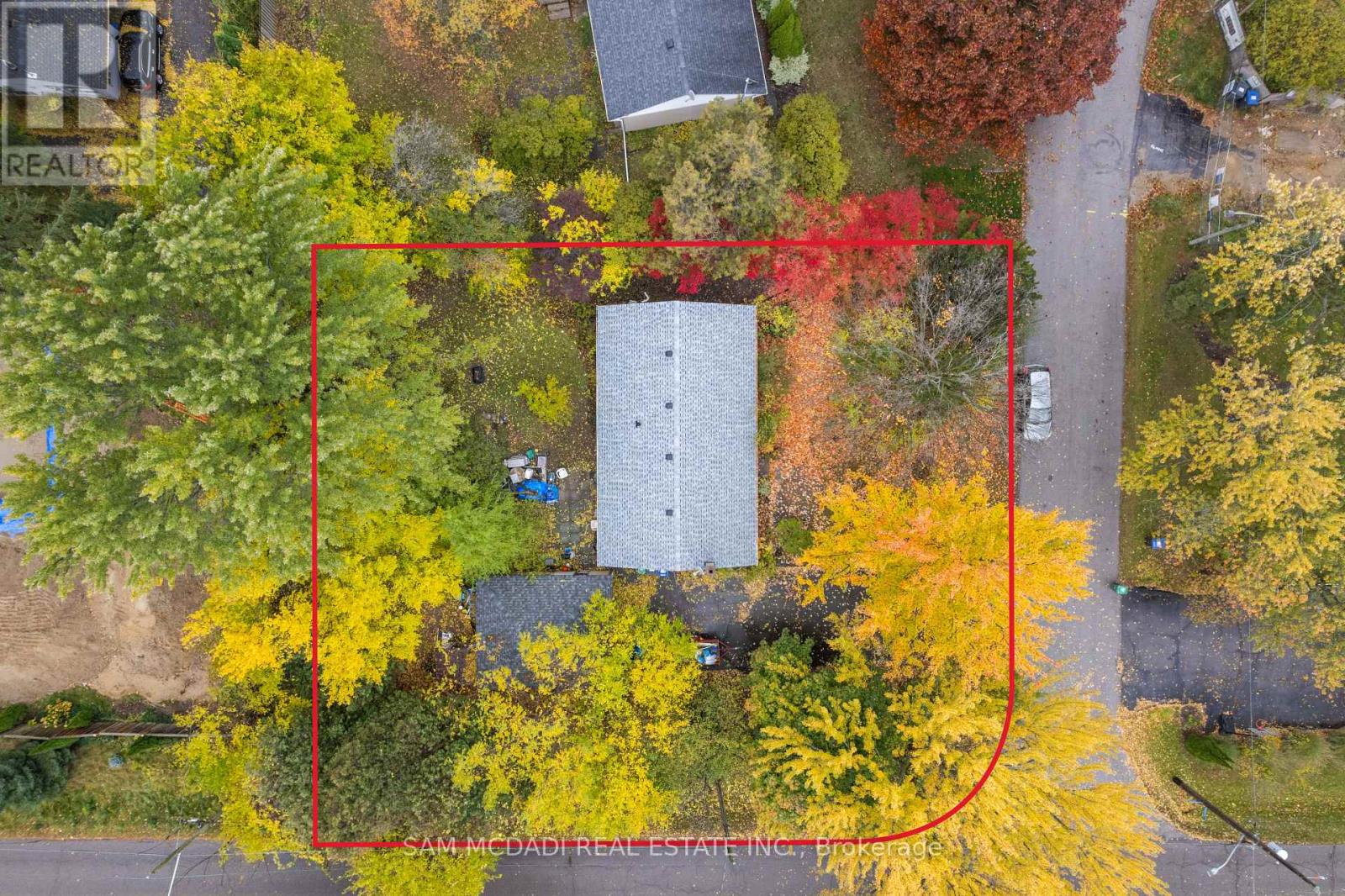 1610 Magenta Court, Mississauga, Ontario  L5G 3A7 - Photo 3 - W12500068