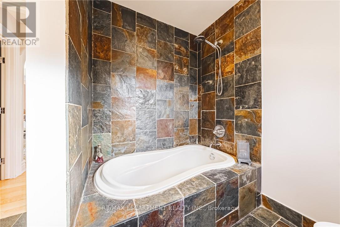 712 Highvalley Road, Hamilton, Ontario  L9G 4E9 - Photo 33 - X12518940