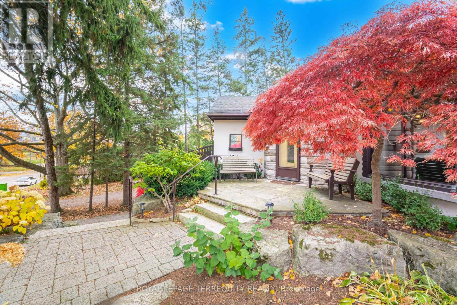 14 Avon Drive, Hamilton, Ontario L9H 3N7 - Photo 3 - X12519072