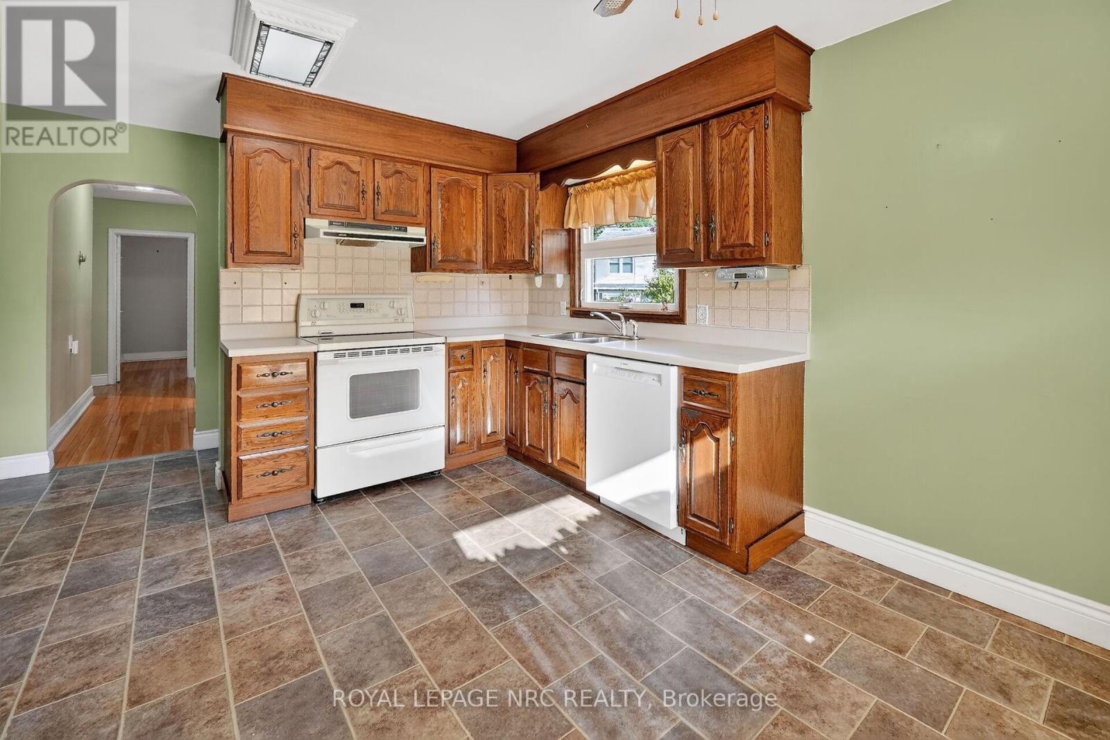 2 Mary Street, St. Catharines, Ontario  L2N 5A6 - Photo 11 - X12519198