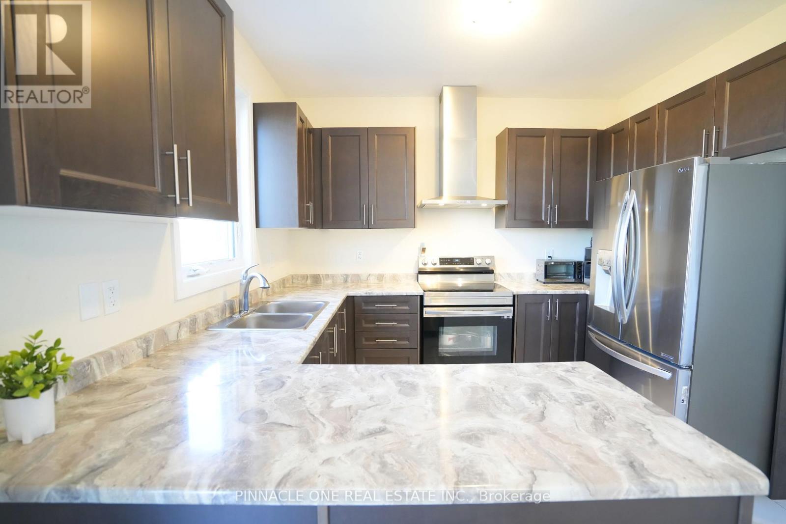 21 Carew Boulevard, Kawartha Lakes, Ontario K9V 0P6 - Photo 5 - X12493020