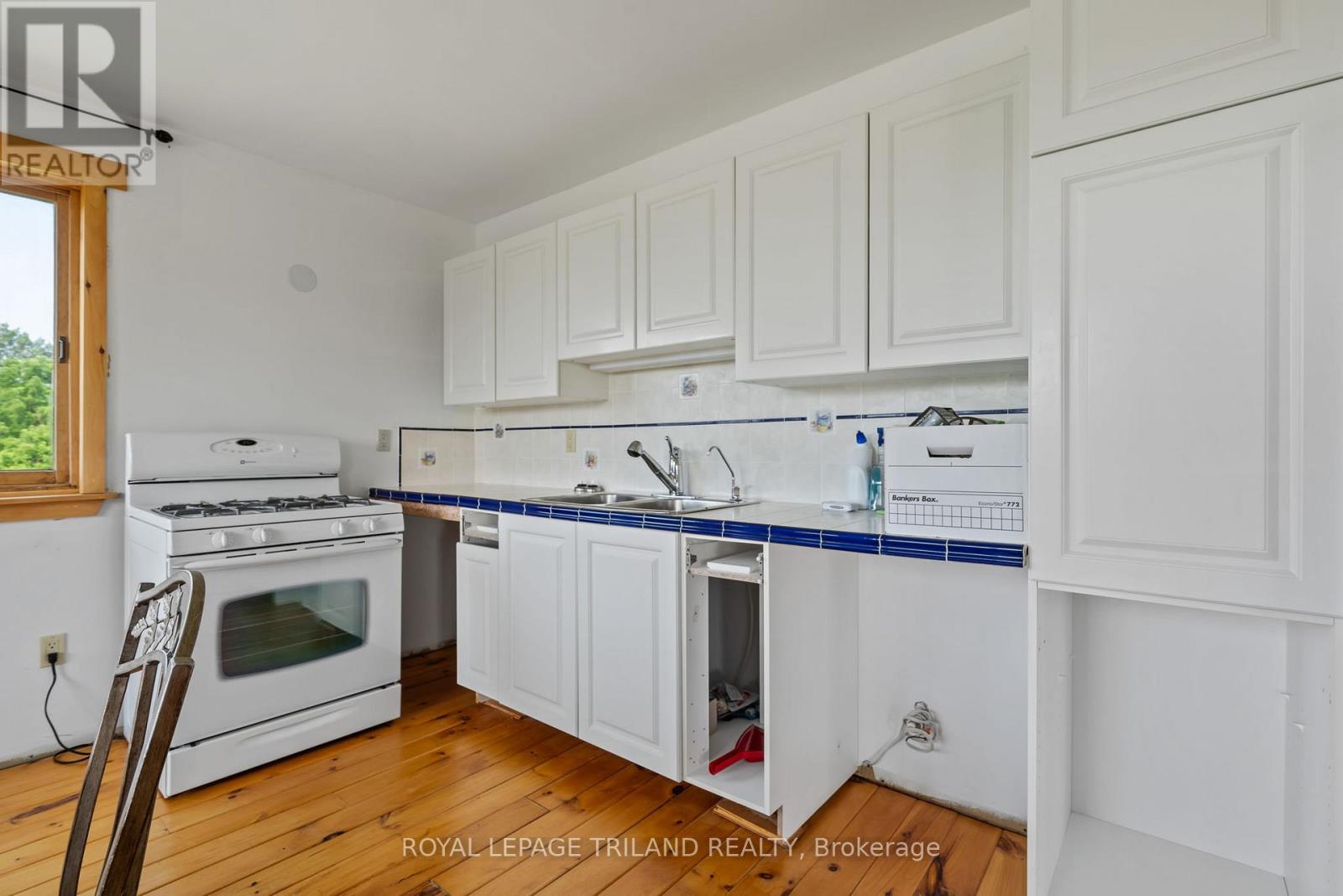 25090 Dundonald Road, Southwest Middlesex, Ontario  N0N 1A0 - Photo 10 - X12253839