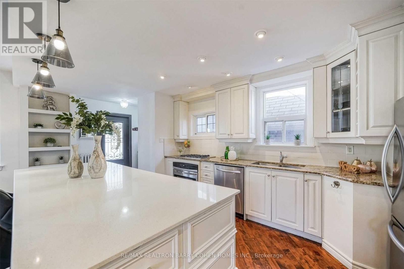 3 Fairleigh Crescent, Toronto, Ontario  M6C 3R7 - Photo 5 - C12519166