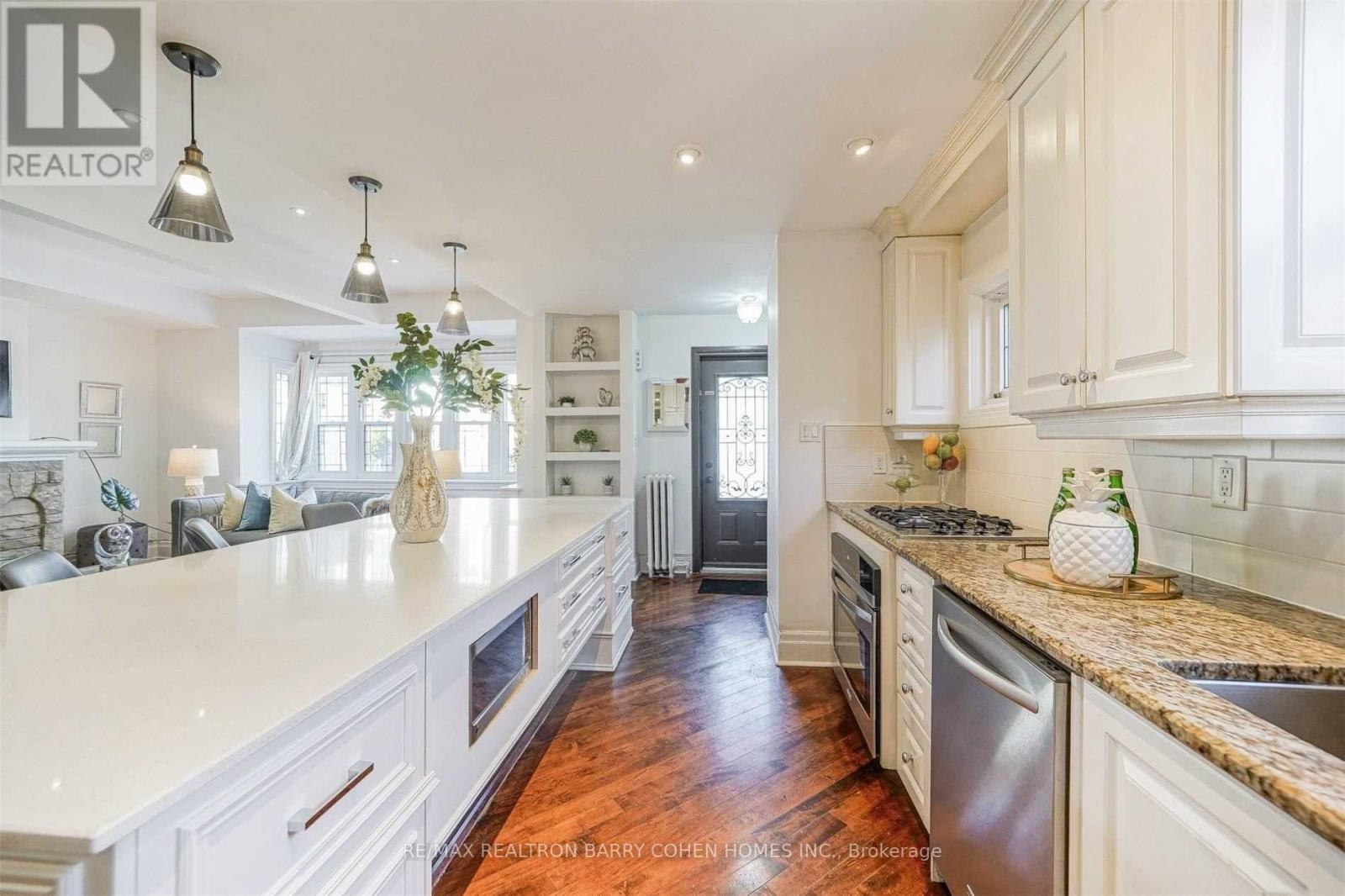 3 Fairleigh Crescent, Toronto, Ontario  M6C 3R7 - Photo 6 - C12519166