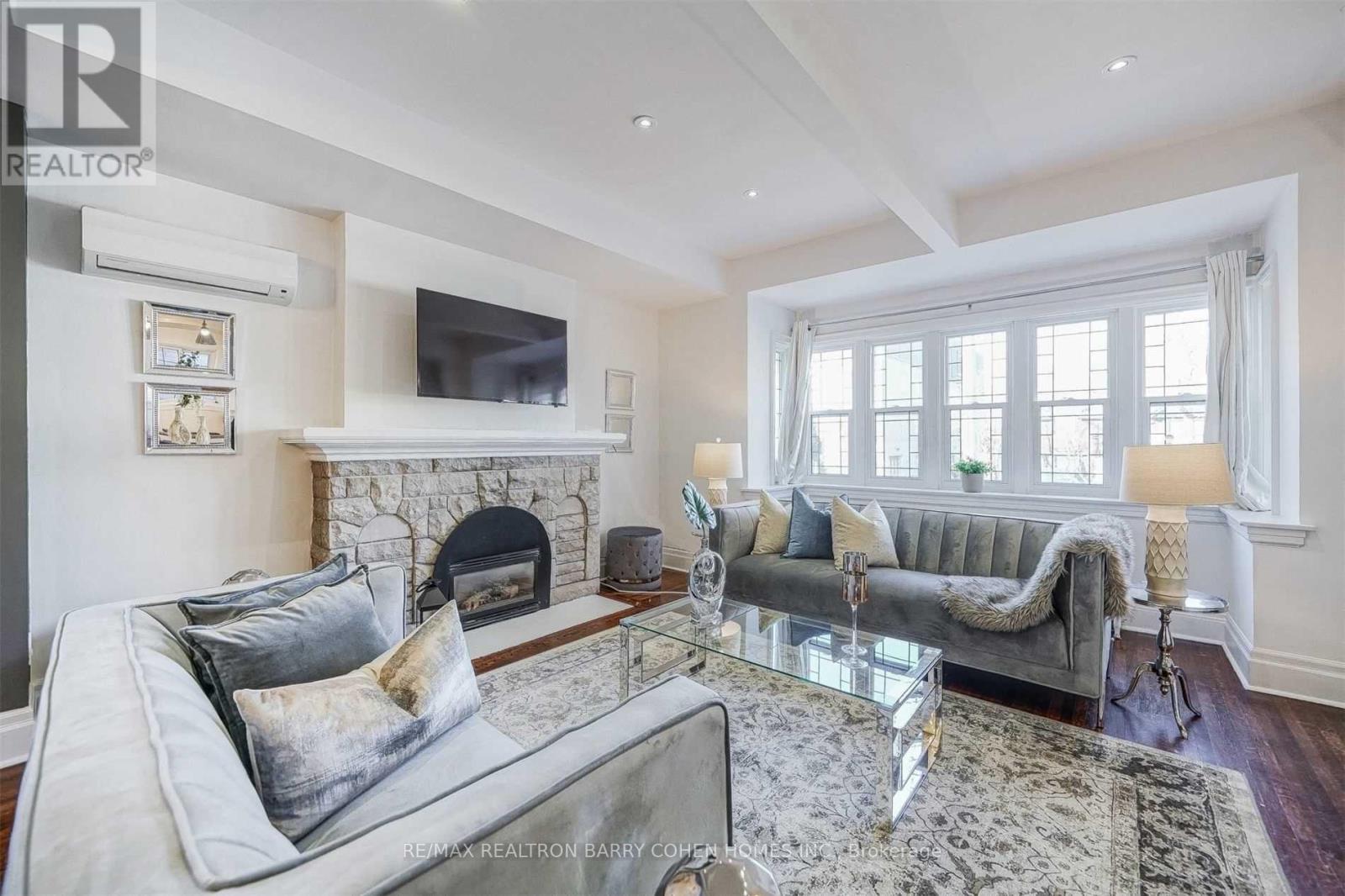 3 Fairleigh Crescent, Toronto, Ontario  M6C 3R7 - Photo 8 - C12519166