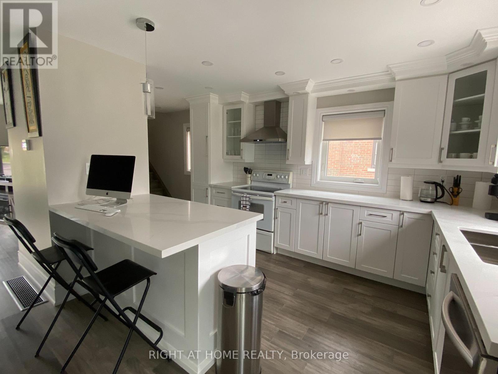 9 Snowood Court, Toronto, Ontario  M3N 1E7 - Photo 4 - W12391726