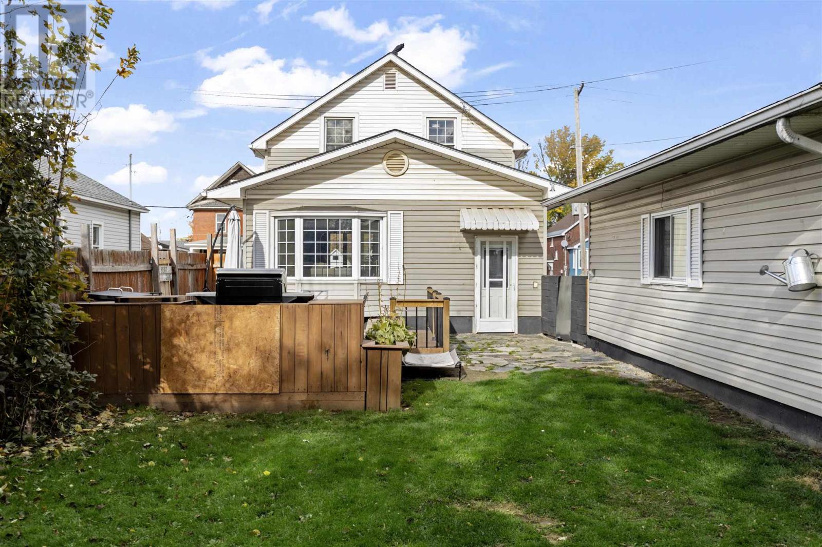 21 Wallace Ter, Sault Ste. Marie, Ontario P6B 1J7 - Photo 3 - SM253181