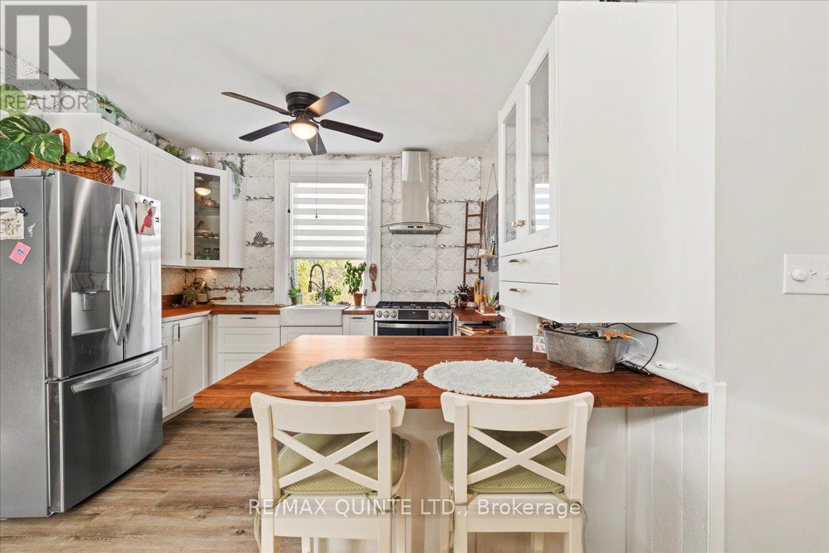 15775 Loyalist Parkway, Prince Edward County, Ontario  K0K 1G0 - Photo 18 - X12519352