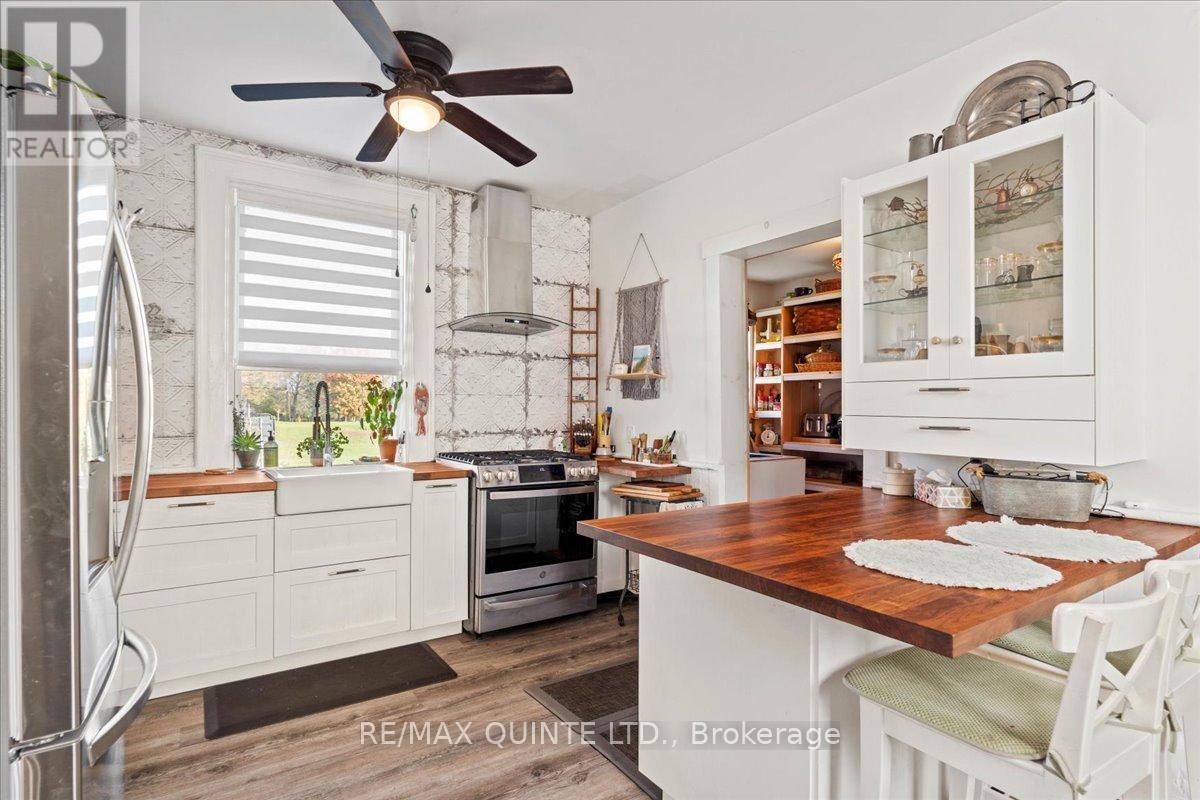 15775 Loyalist Parkway, Prince Edward County, Ontario  K0K 1G0 - Photo 19 - X12519352