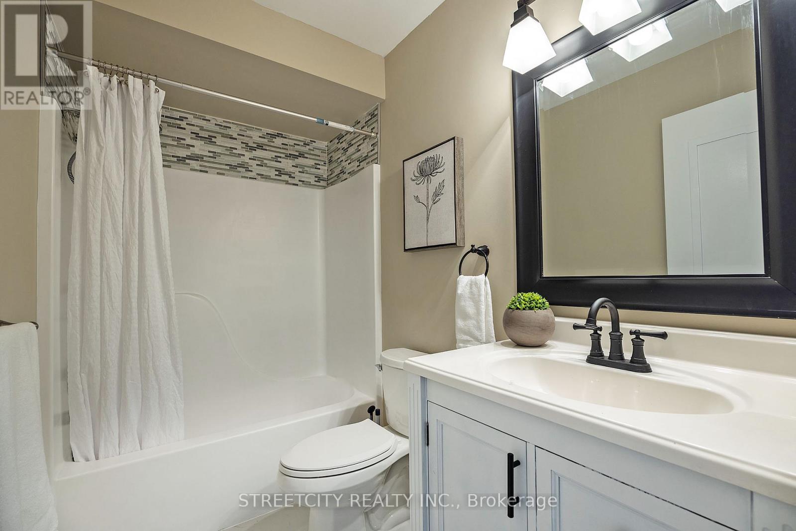 808 Guildwood Boulevard, London North, Ontario  N6H 5G2 - Photo 37 - X12519254