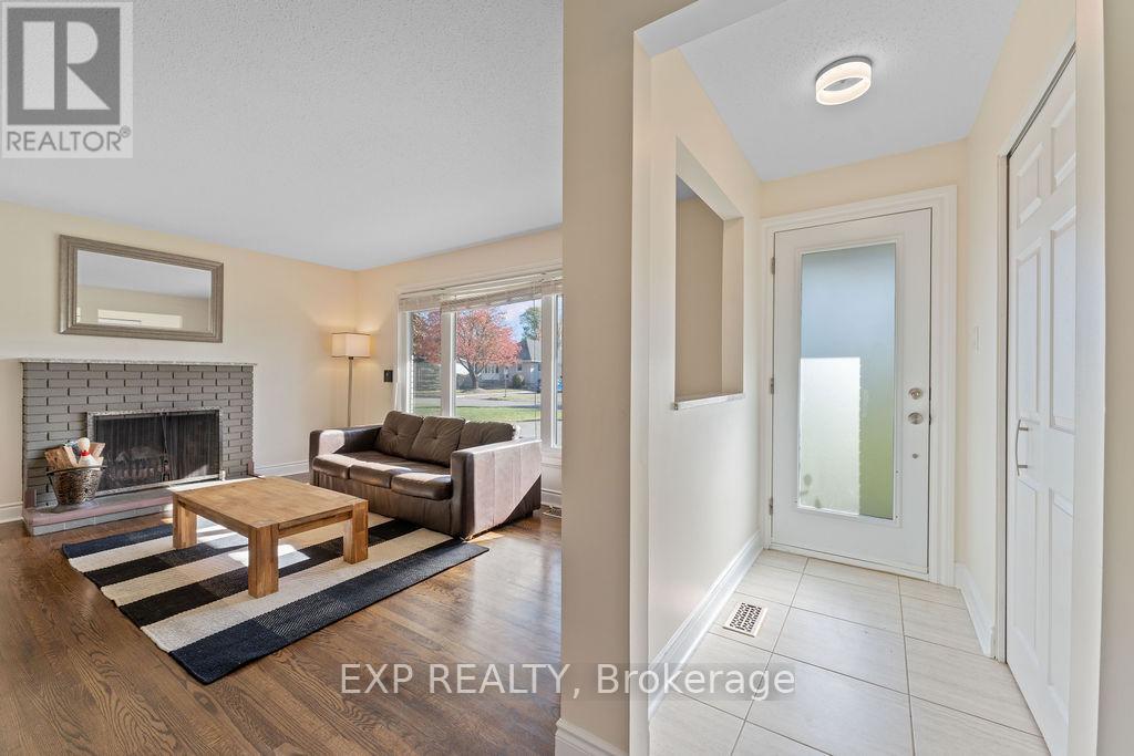 19 Sunnycrest Drive, Ottawa, Ontario  K2E 5Y3 - Photo 4 - X12519284