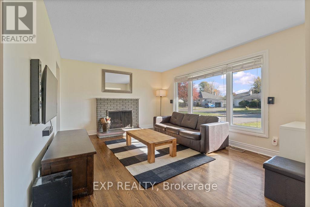 19 Sunnycrest Drive, Ottawa, Ontario  K2E 5Y3 - Photo 5 - X12519284
