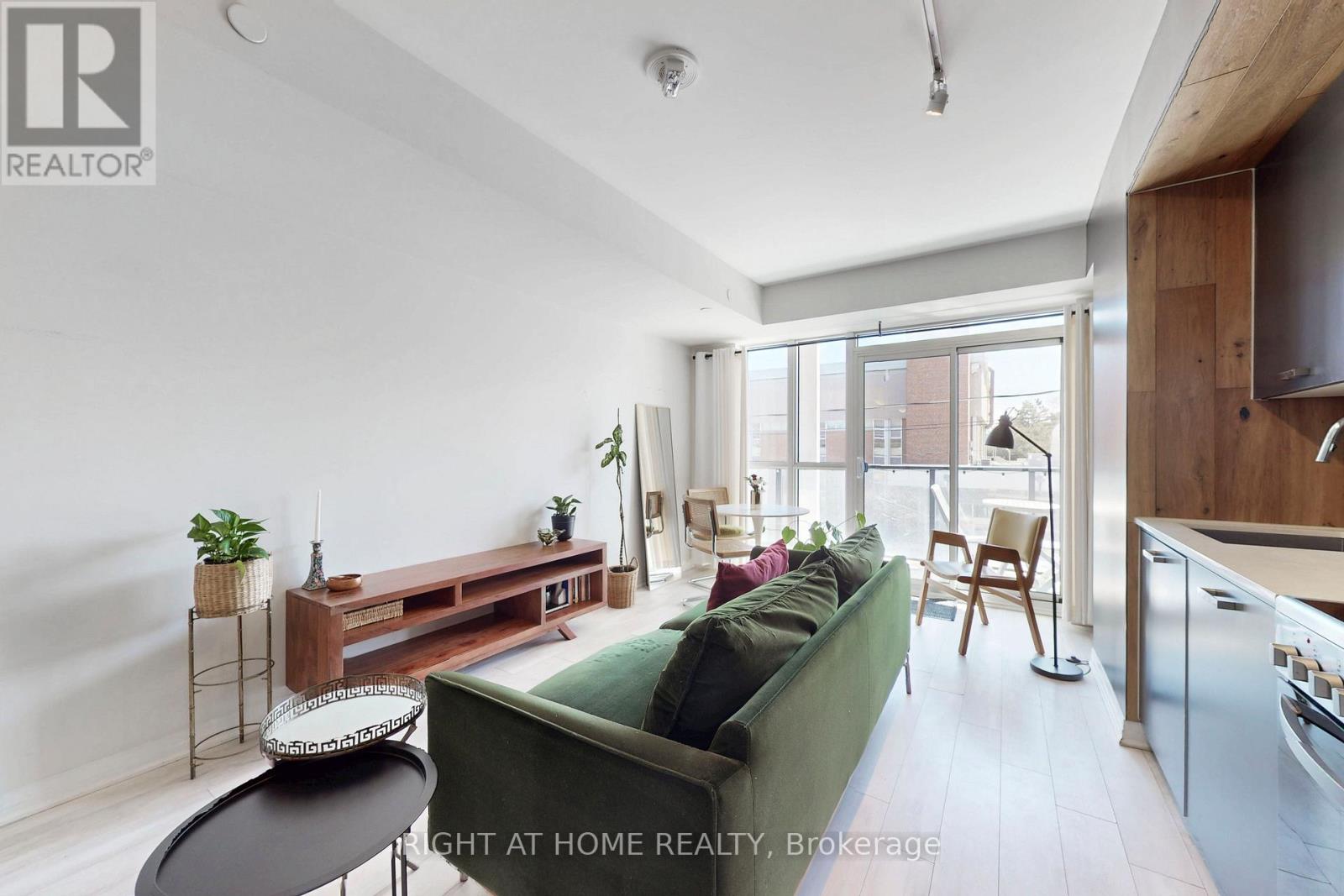 202 - 1630 Queen Street E, Toronto, Ontario M4L 0B3 - Photo 2 - E12477656