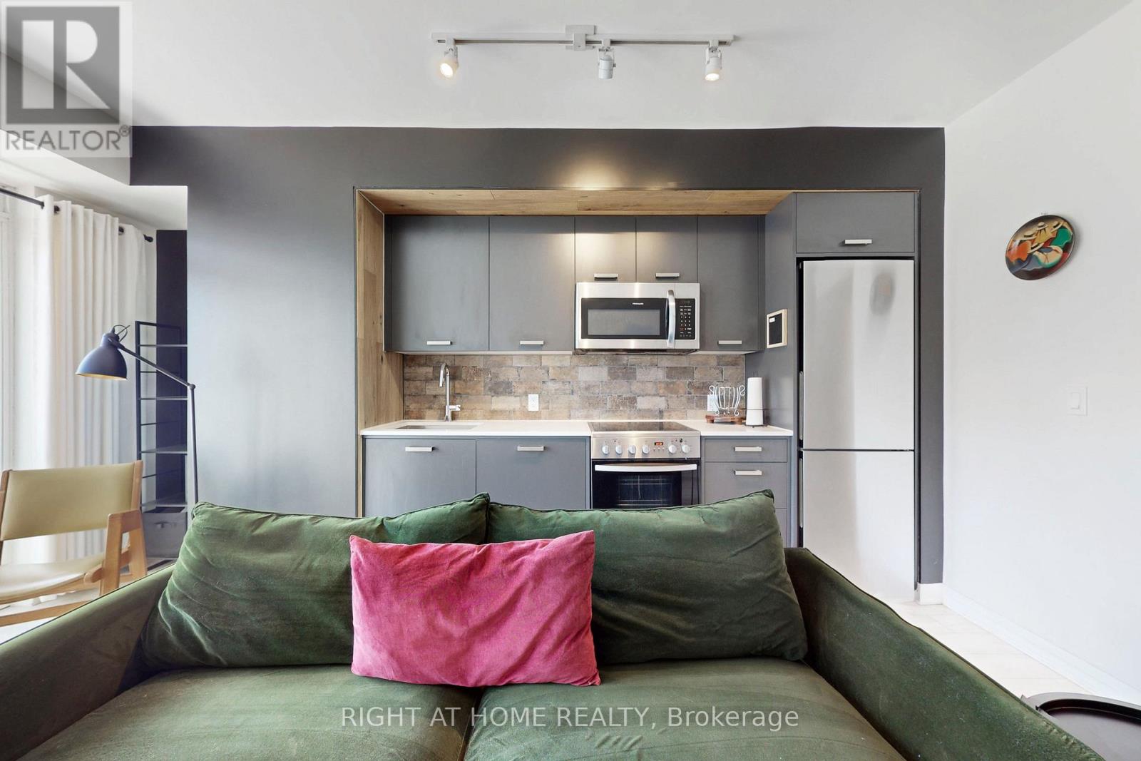 202 - 1630 Queen Street E, Toronto, Ontario M4L 0B3 - Photo 13 - E12477656