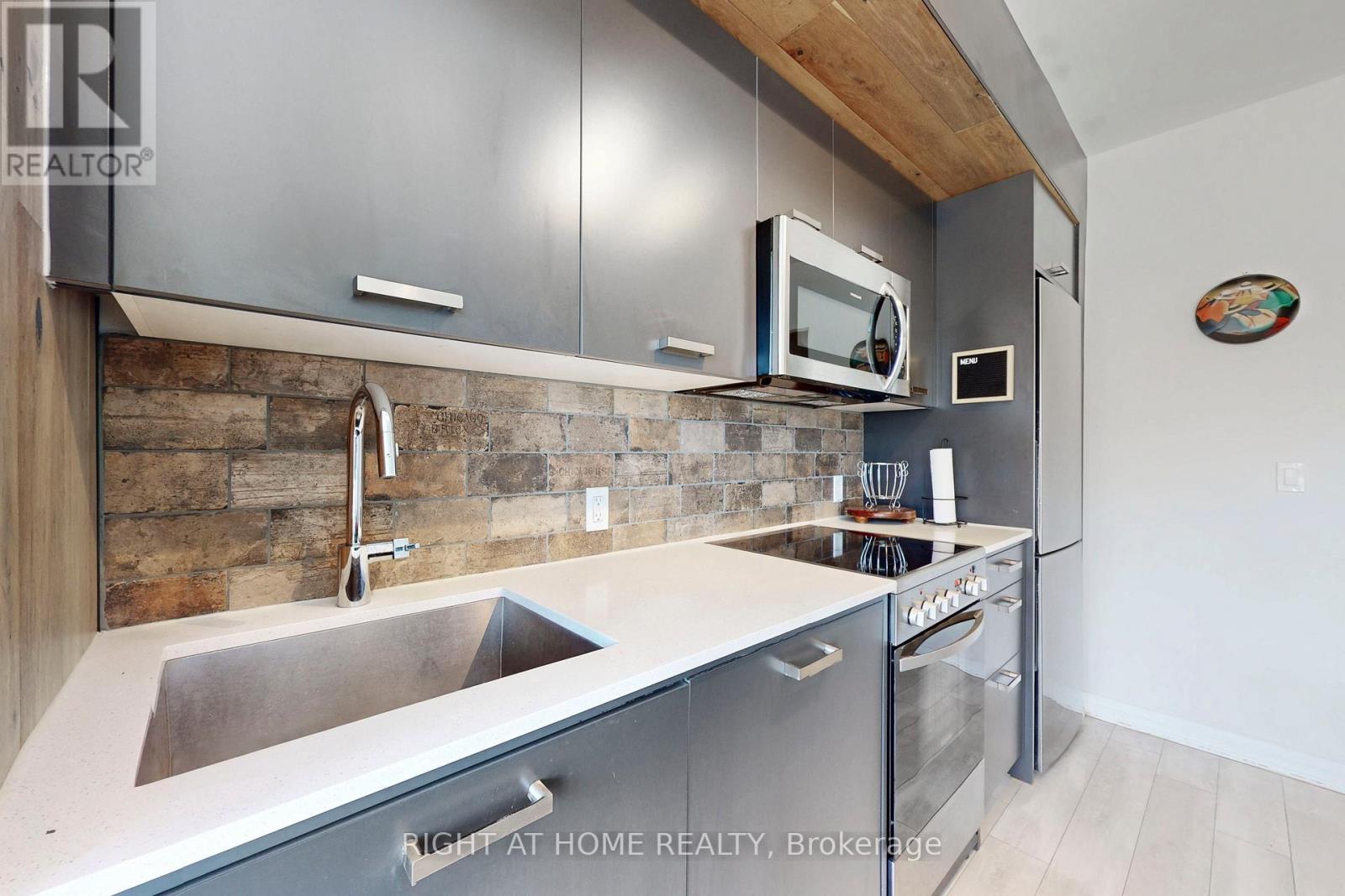 202 - 1630 Queen Street E, Toronto, Ontario M4L 0B3 - Photo 5 - E12477656