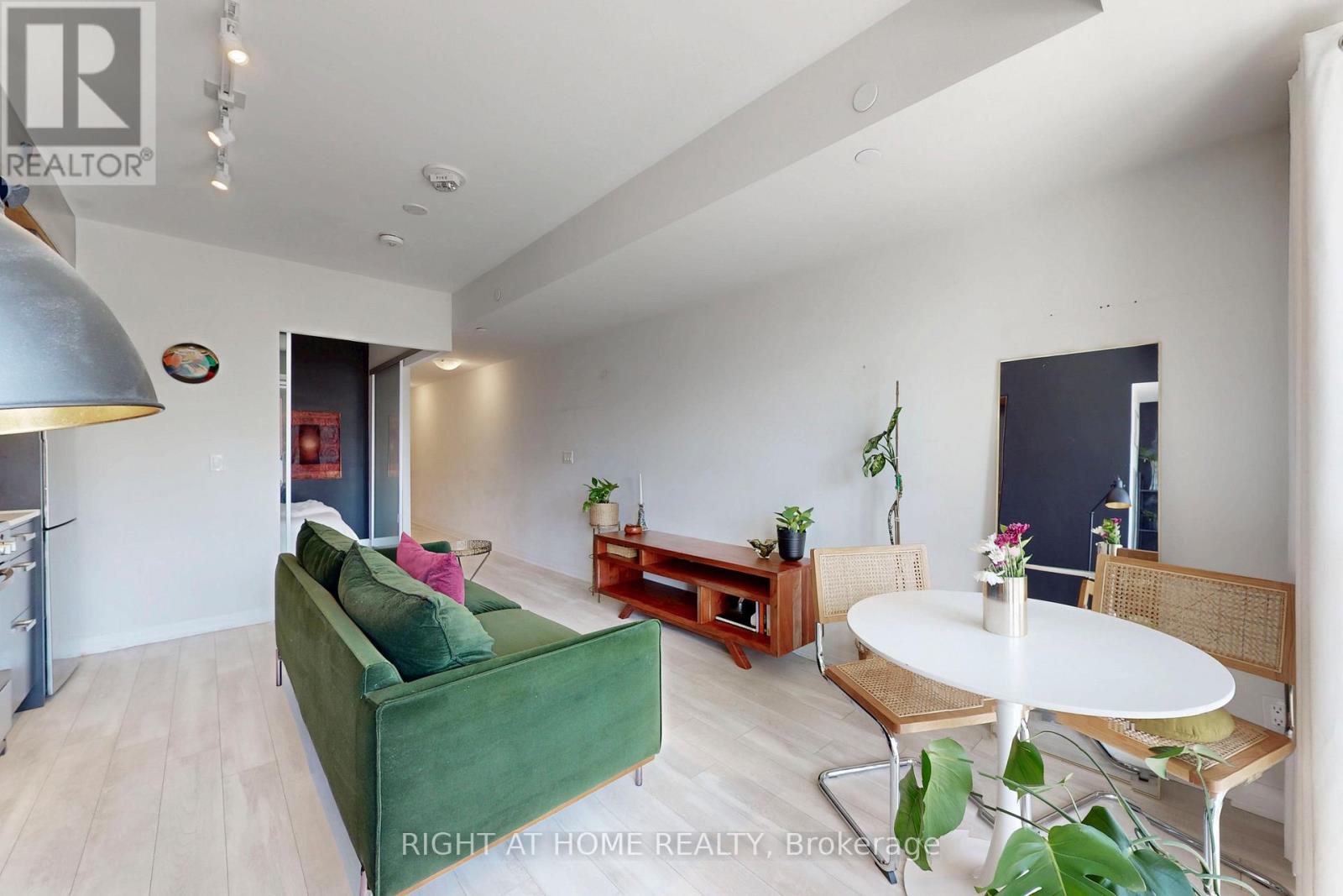 202 - 1630 Queen Street E, Toronto, Ontario M4L 0B3 - Photo 4 - E12477656