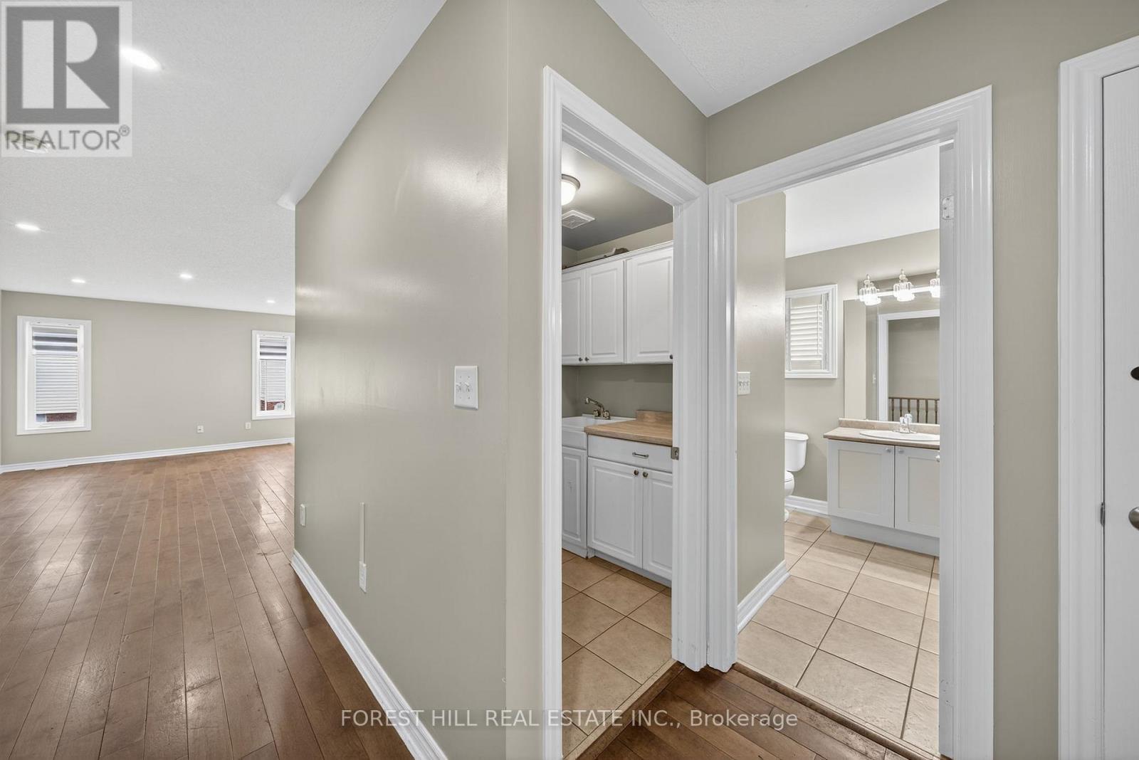 70 Diana Way, Barrie, Ontario  L4M 7H9 - Photo 3 - S12519124