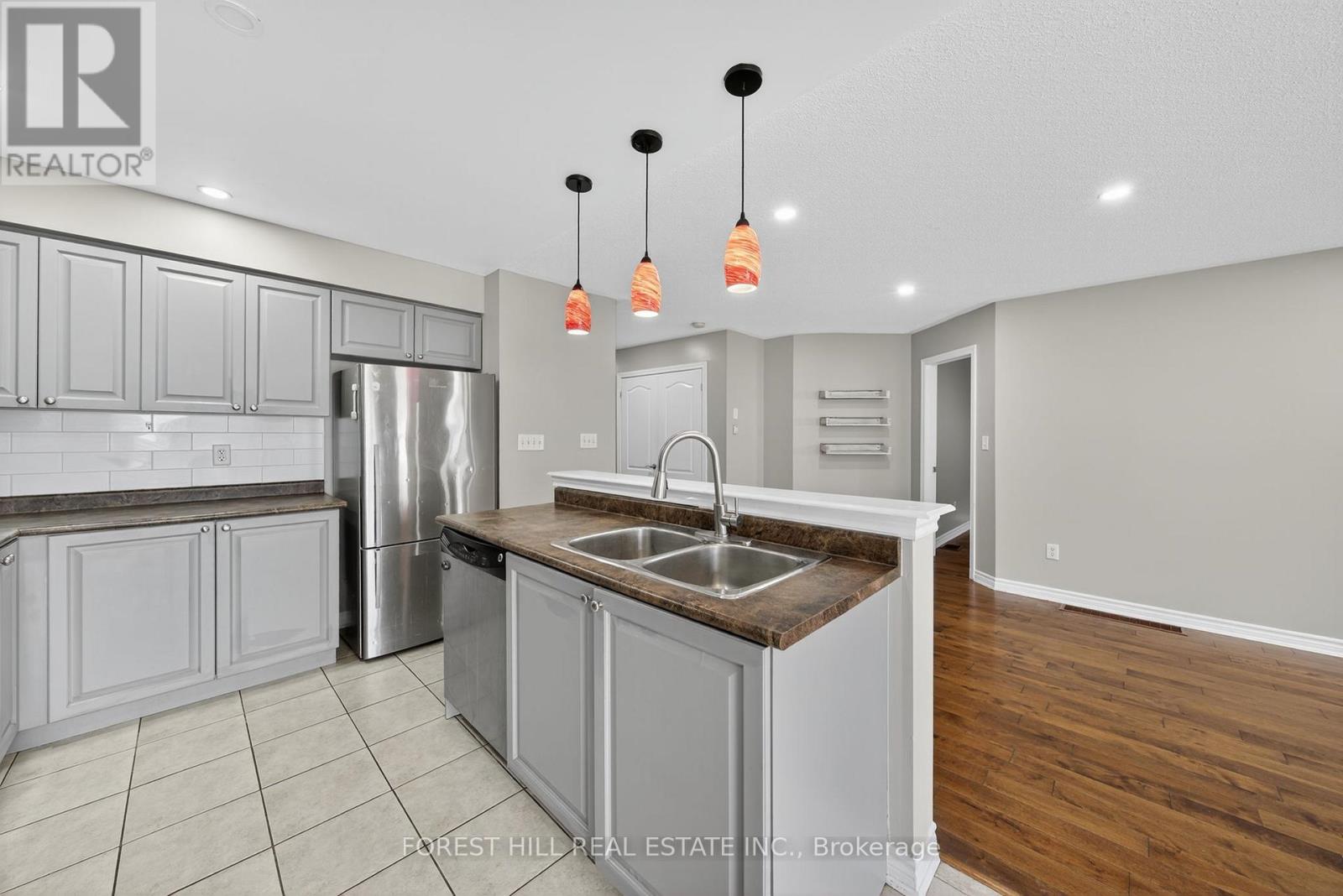 70 Diana Way, Barrie, Ontario  L4M 7H9 - Photo 7 - S12519124