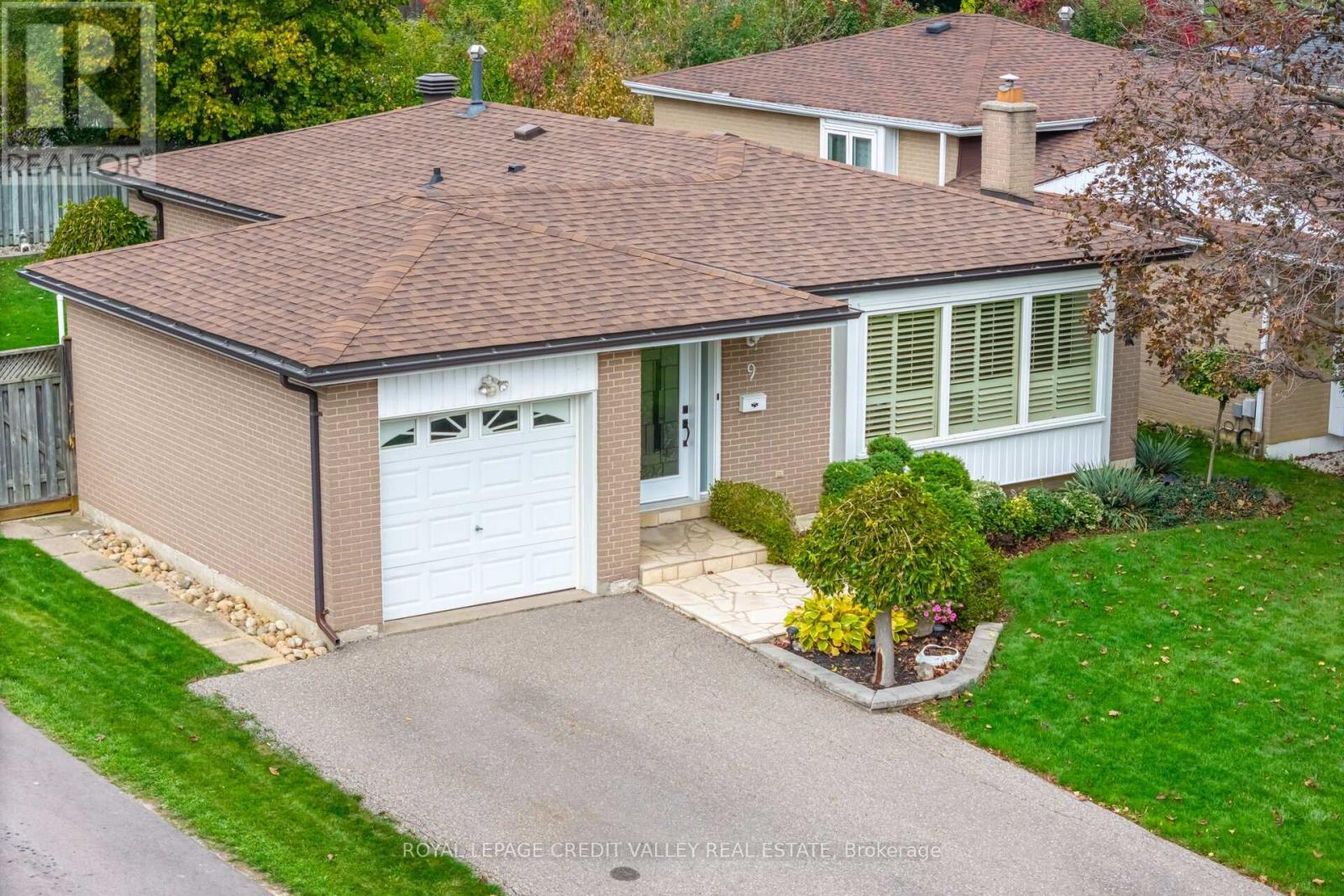 9 Glenora Crescent, Brampton, Ontario  L6S 1E1 - Photo 2 - W12517154