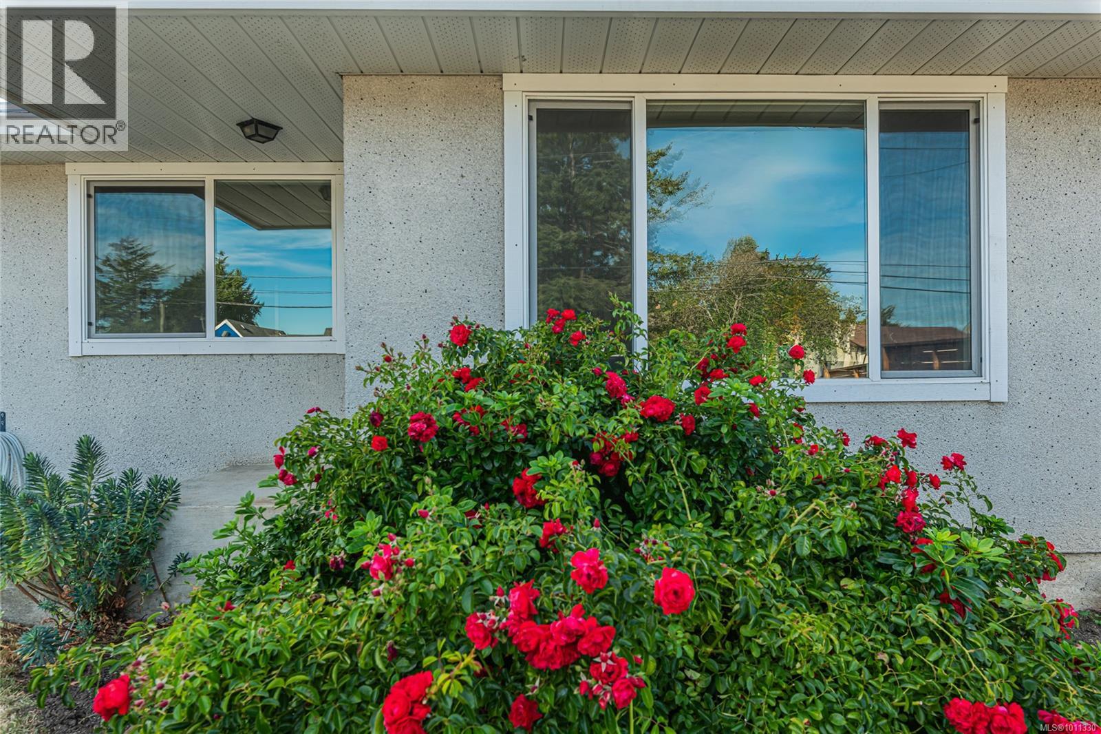 10142 Resthaven Dr, Sidney, British Columbia V8L 3G7 - Photo 2 - 1011330