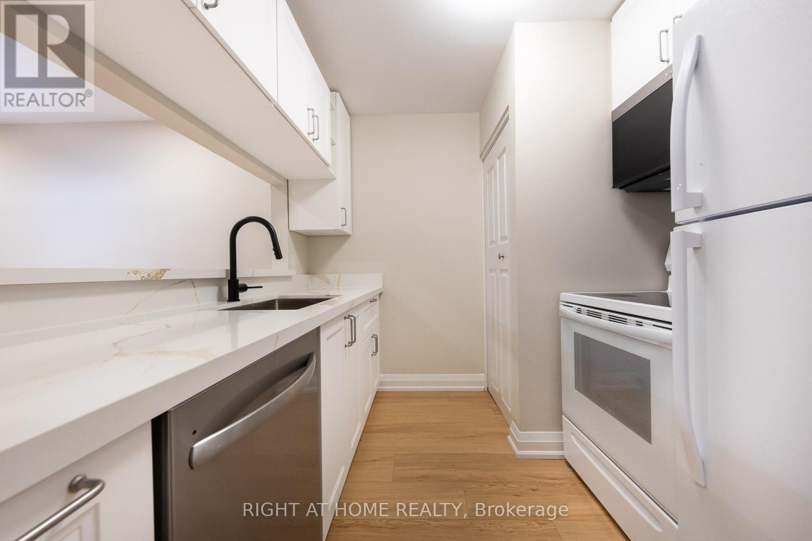 722 - 1450 Glen Abbey Gate, Oakville, Ontario L6M 2V7 - Photo 8 - W12519094