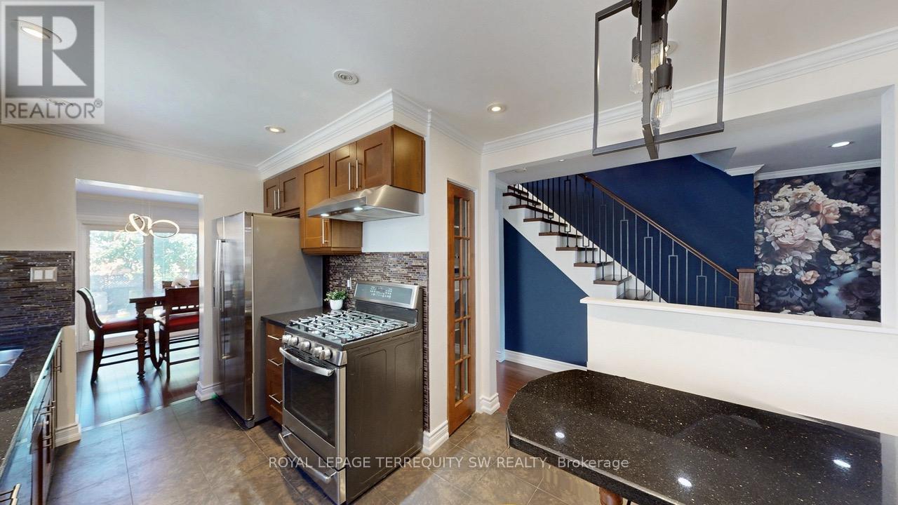 4287 Beacon Lane, Mississauga, Ontario  L5C 3V8 - Photo 10 - W12519184