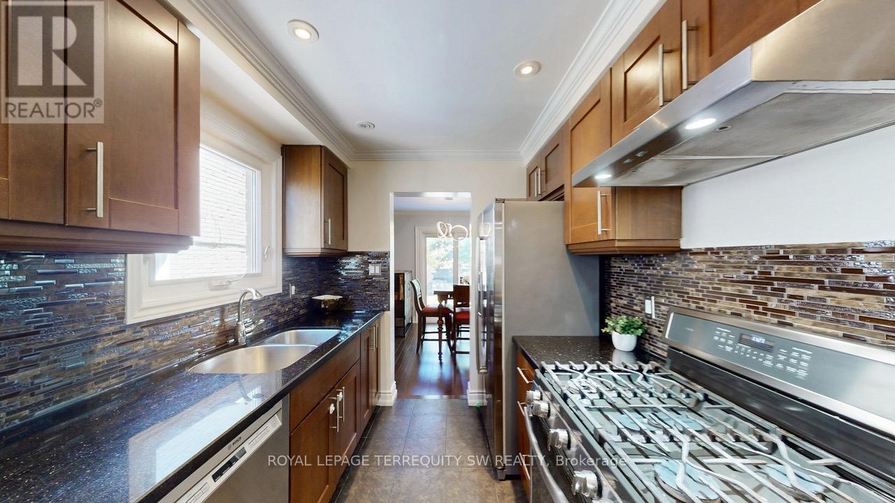 4287 Beacon Lane, Mississauga, Ontario  L5C 3V8 - Photo 11 - W12519184