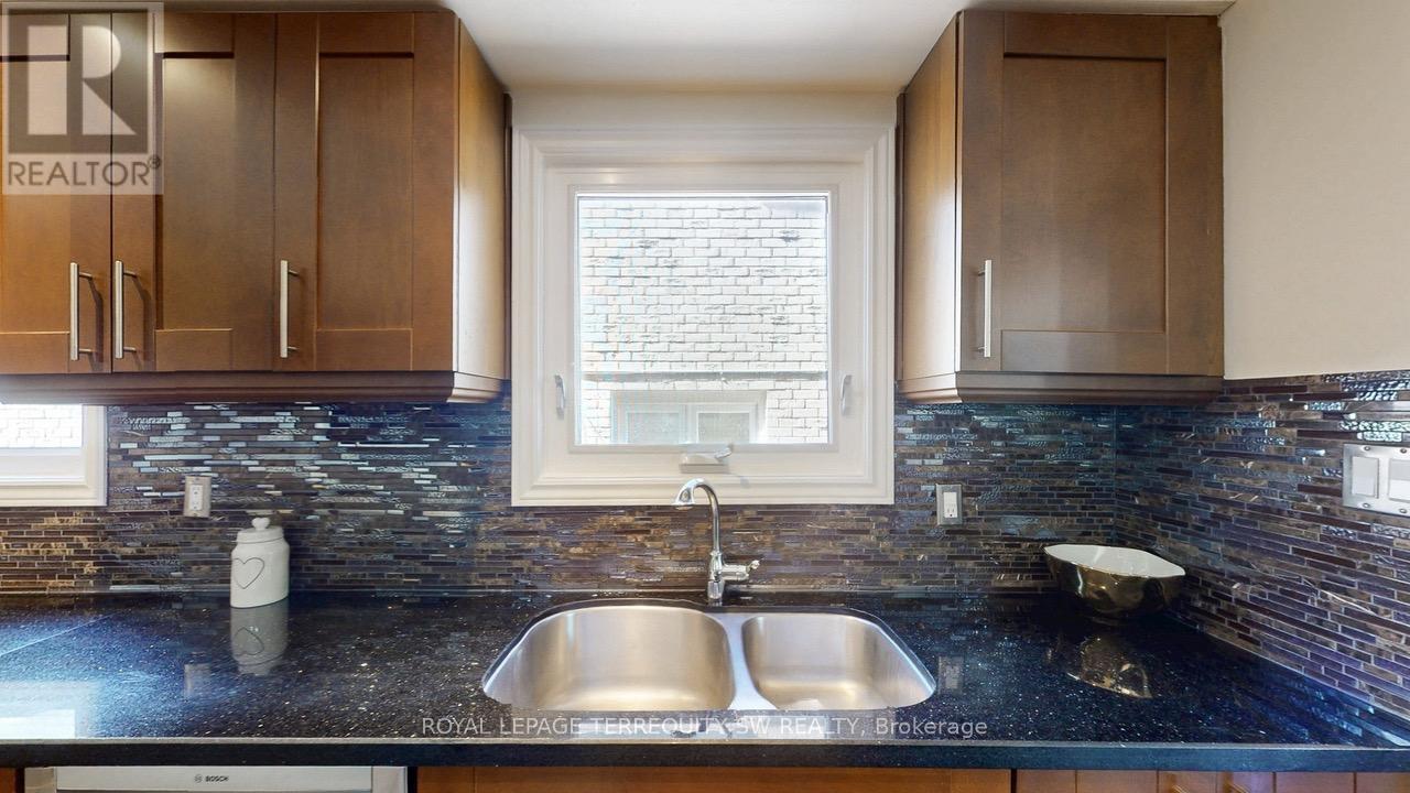 4287 Beacon Lane, Mississauga, Ontario  L5C 3V8 - Photo 13 - W12519184