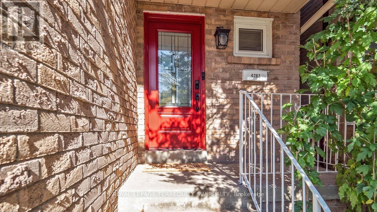 4287 Beacon Lane, Mississauga, Ontario  L5C 3V8 - Photo 2 - W12519184