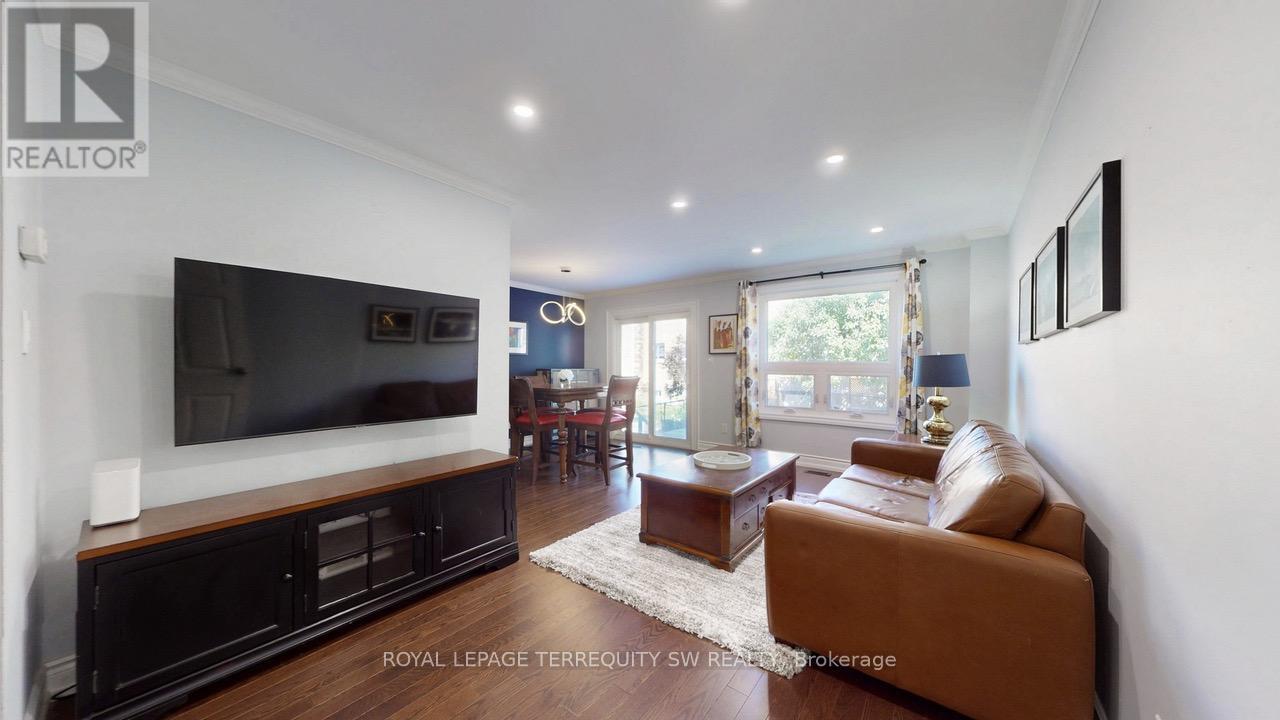 4287 Beacon Lane, Mississauga, Ontario  L5C 3V8 - Photo 3 - W12519184