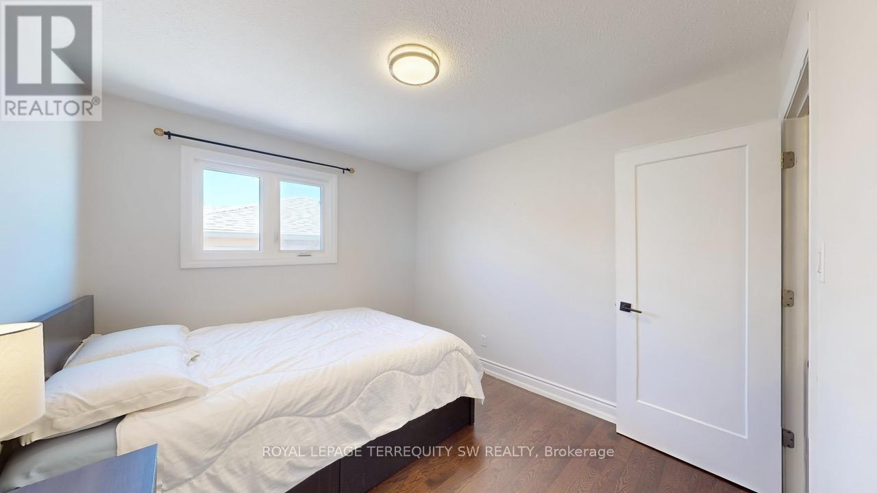 4287 Beacon Lane, Mississauga, Ontario  L5C 3V8 - Photo 32 - W12519184