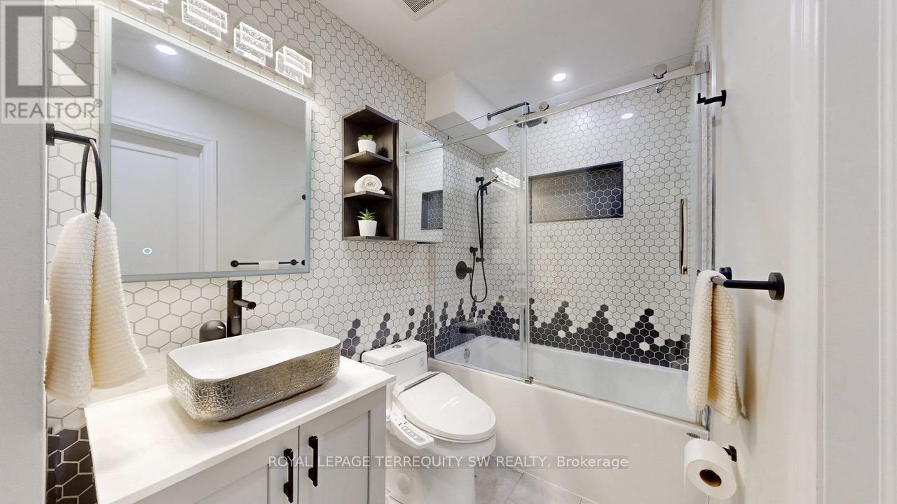 4287 Beacon Lane, Mississauga, Ontario  L5C 3V8 - Photo 36 - W12519184