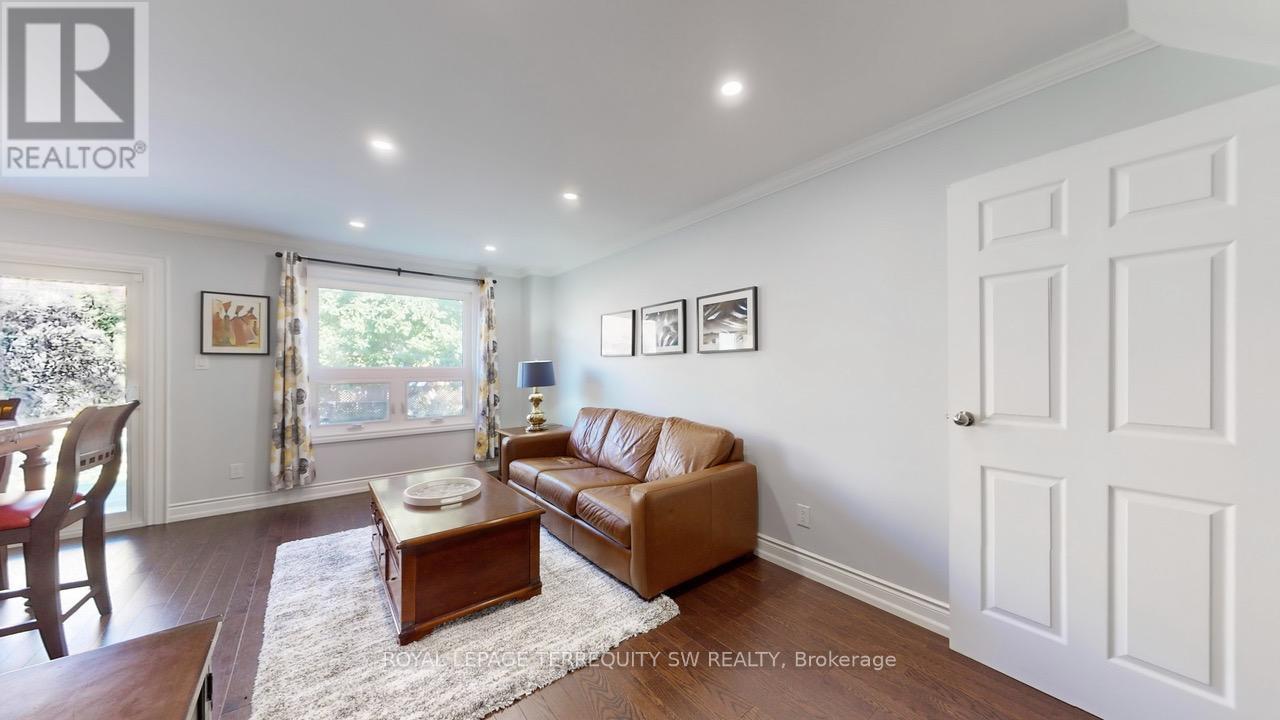 4287 Beacon Lane, Mississauga, Ontario  L5C 3V8 - Photo 4 - W12519184