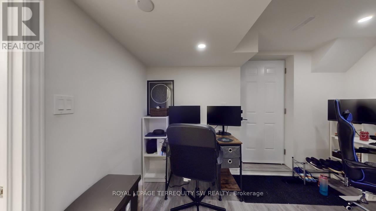 4287 Beacon Lane, Mississauga, Ontario  L5C 3V8 - Photo 44 - W12519184