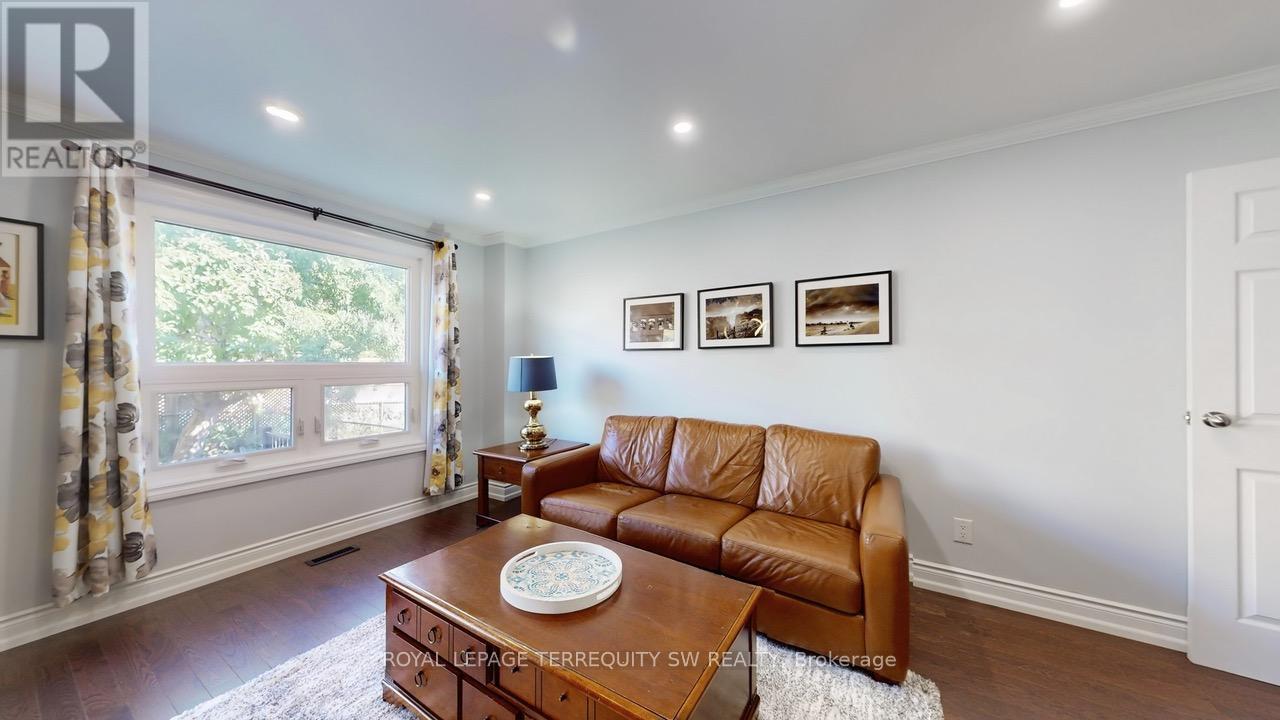 4287 Beacon Lane, Mississauga, Ontario  L5C 3V8 - Photo 5 - W12519184