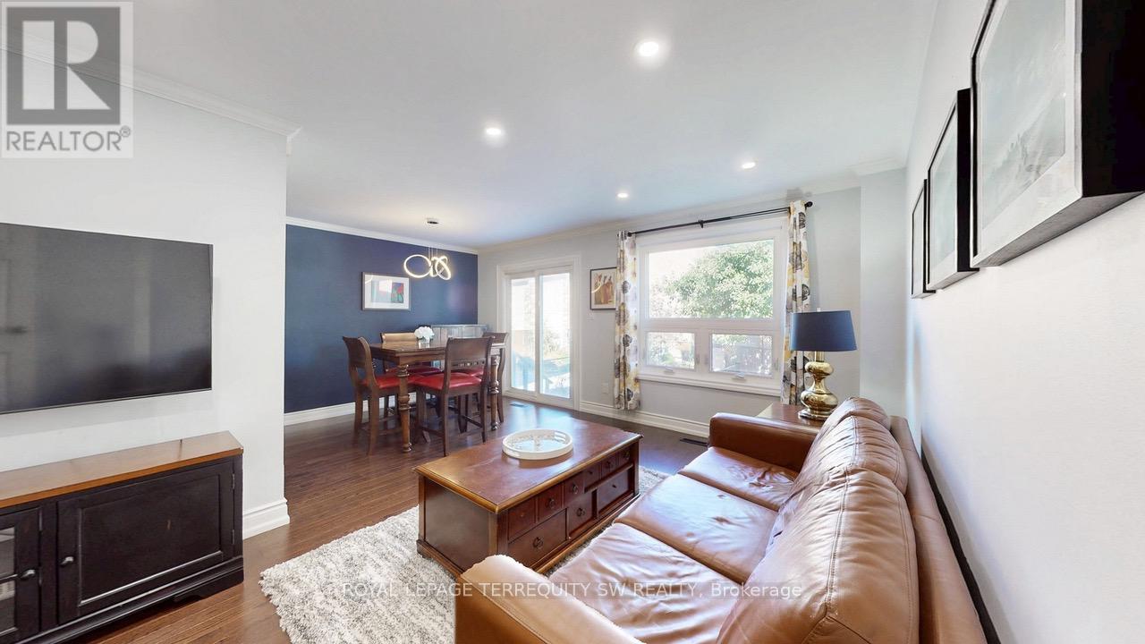 4287 Beacon Lane, Mississauga, Ontario  L5C 3V8 - Photo 7 - W12519184