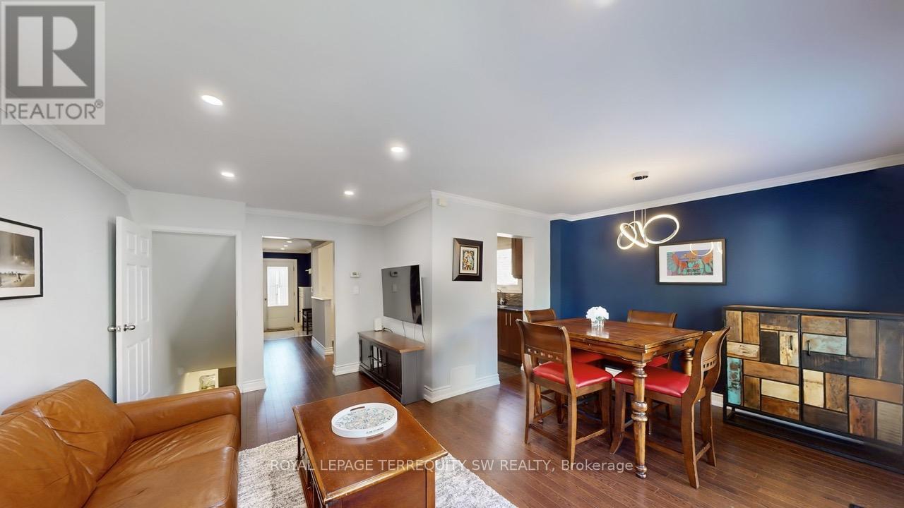 4287 Beacon Lane, Mississauga, Ontario  L5C 3V8 - Photo 8 - W12519184