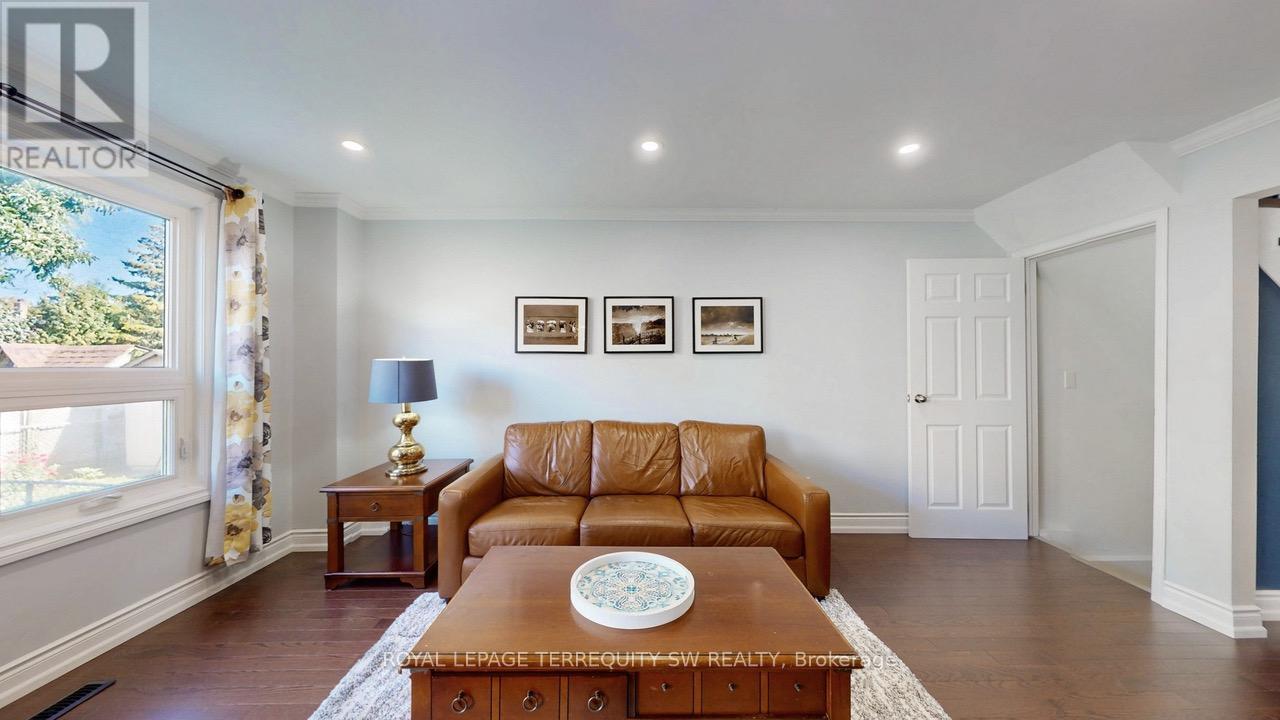 4287 Beacon Lane, Mississauga, Ontario  L5C 3V8 - Photo 9 - W12519184