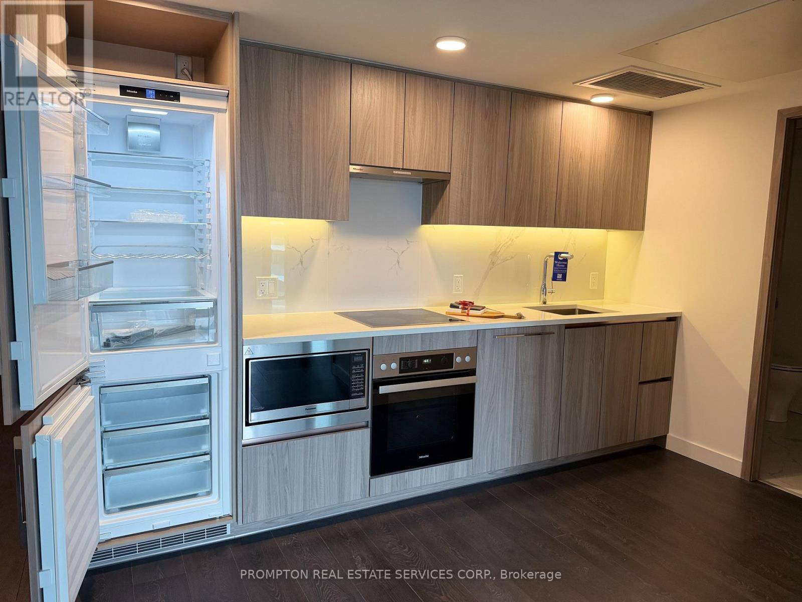 5708 - 3 Concord Cityplace Way, Toronto, Ontario  M5V 0X4 - Photo 3 - C12519432