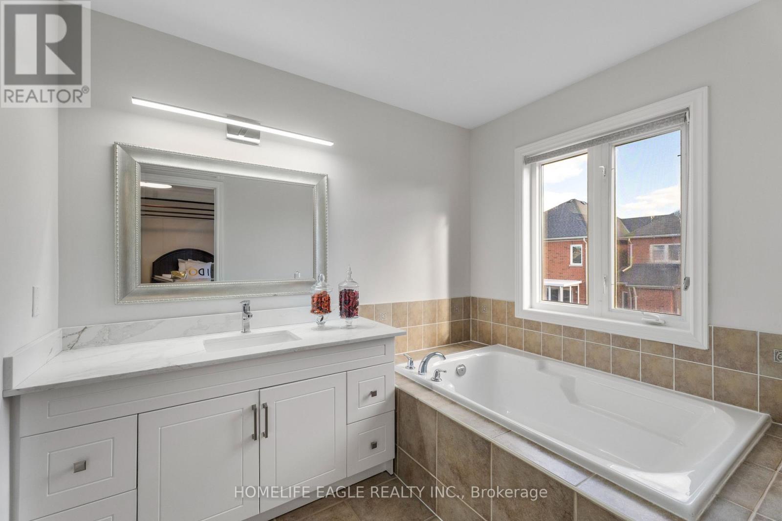 39 Pitney Avenue, Richmond Hill, Ontario  L4E 4Y5 - Photo 10 - N12519382