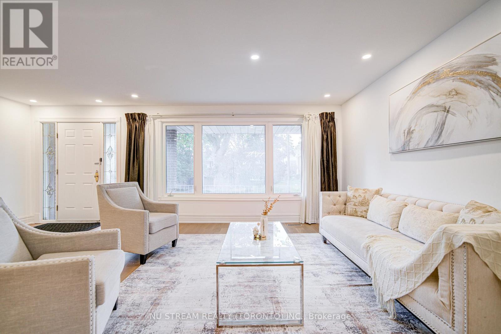 8 Hemingway Crescent, Markham, Ontario L3R 2A4 - Photo 3 - N12519410