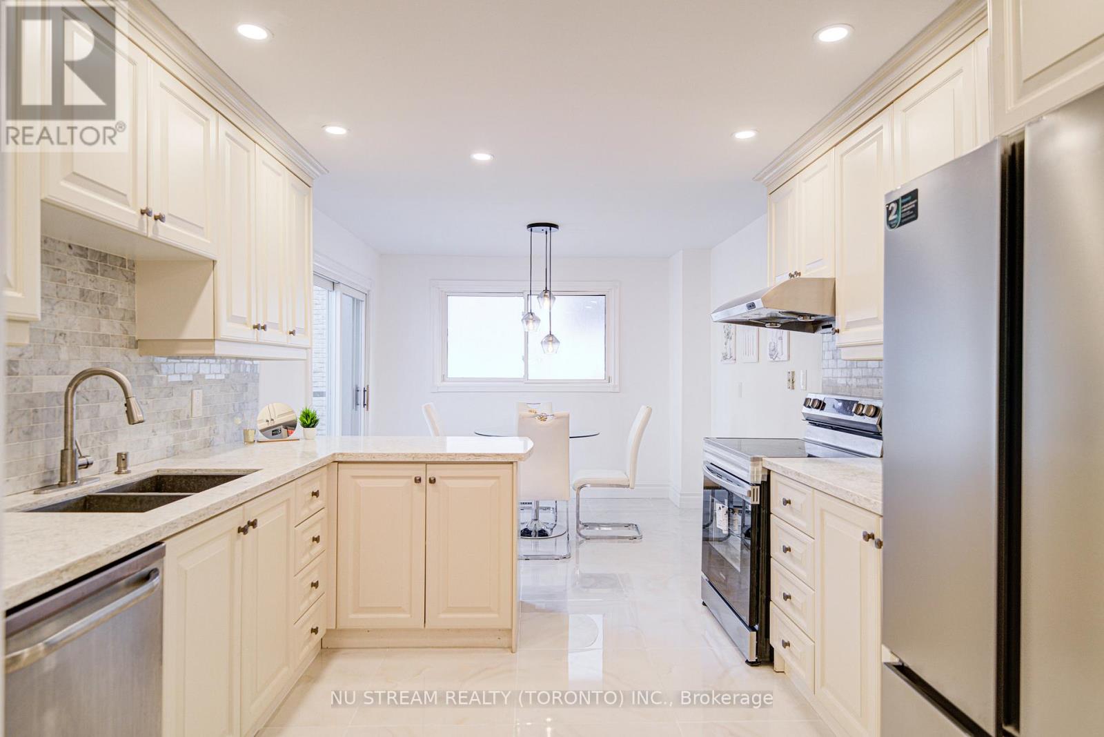 8 Hemingway Crescent, Markham, Ontario L3R 2A4 - Photo 8 - N12519410