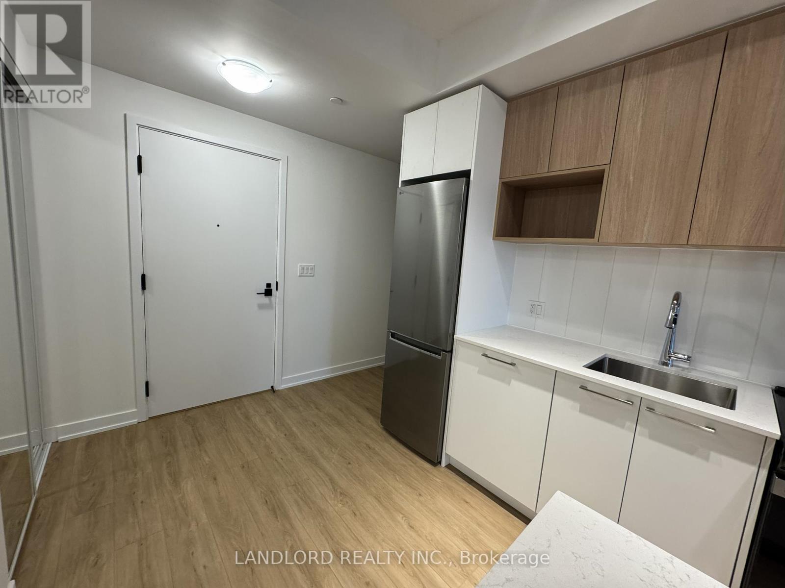 502 - 500 Plains Road E, Burlington, Ontario L7T 2E1 - Photo 3 - W12519258