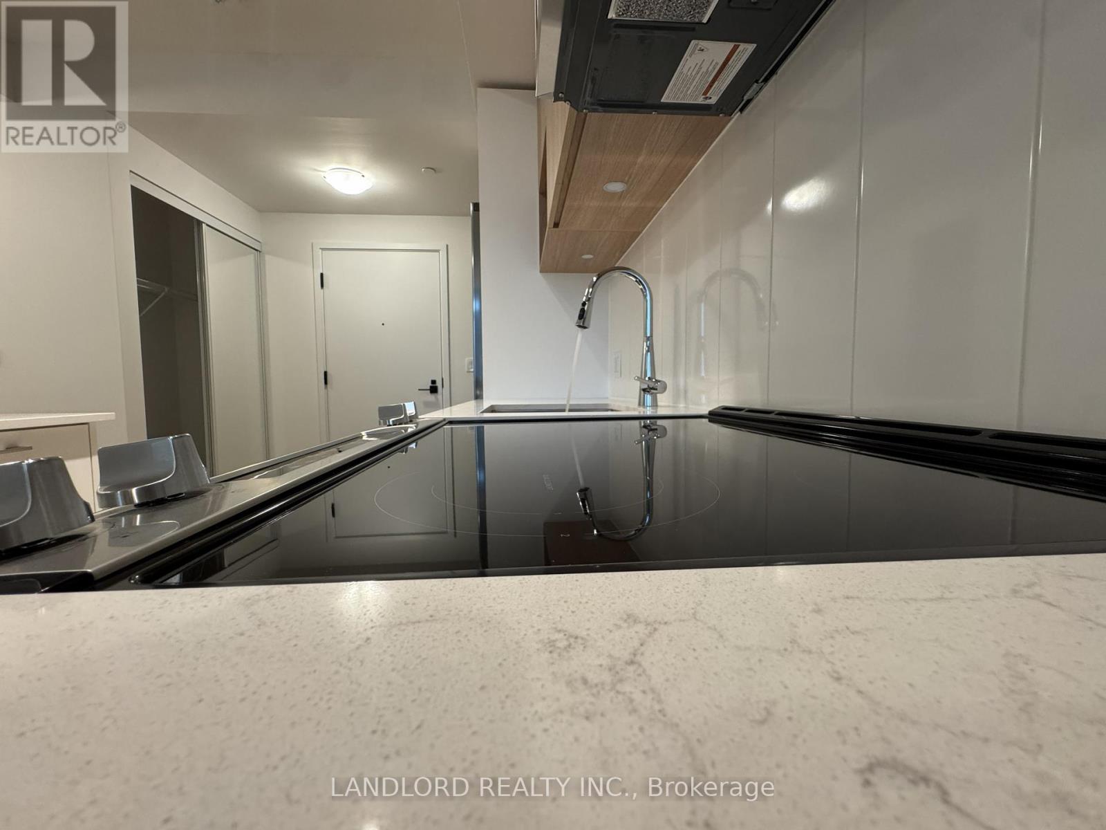 502 - 500 Plains Road E, Burlington, Ontario L7T 2E1 - Photo 7 - W12519258