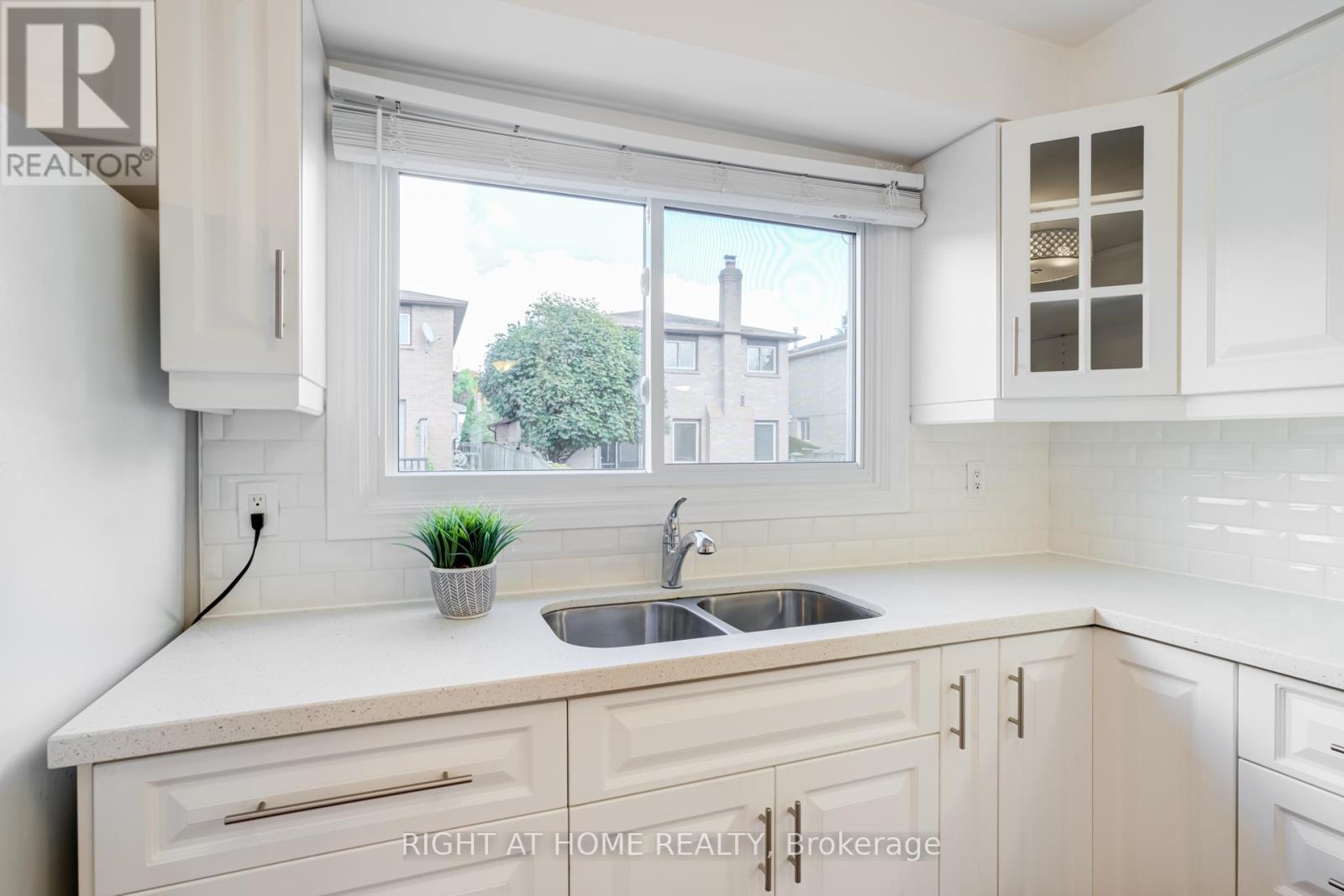 108 Rotherglen Road N, Ajax, Ontario  L1T 1T3 - Photo 9 - E12519268