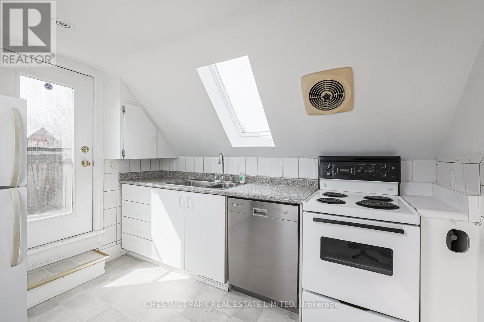 4 - 74 South Drive, Toronto, Ontario  M4W 1R5 - Photo 10 - C12519500