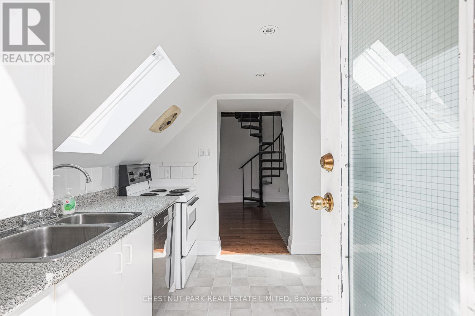 4 - 74 South Drive, Toronto, Ontario  M4W 1R5 - Photo 11 - C12519500