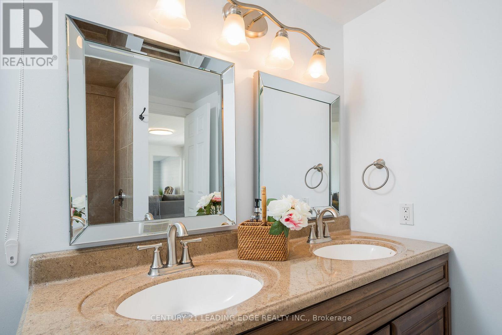 1988 River Road W, Wasaga Beach, Ontario  L9Z 2W1 - Photo 18 - S12519480